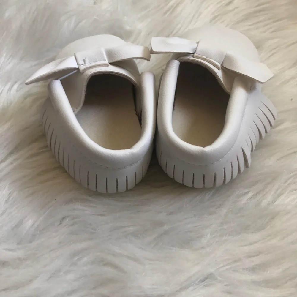 White fringe with bows 6-12M baby girl moccasins